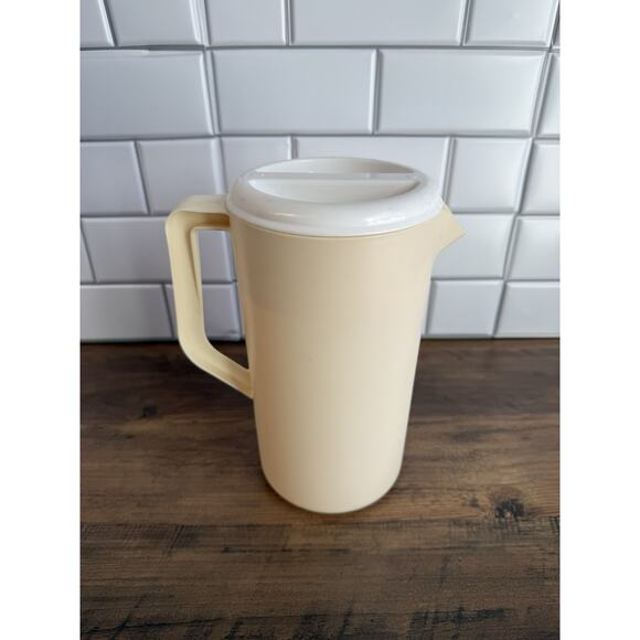 Rubbermaid Other - Vintage Medium Rubbermaid 2 1/4 Quarts Drink Juice Tea Pitcher - Ivory with Lid